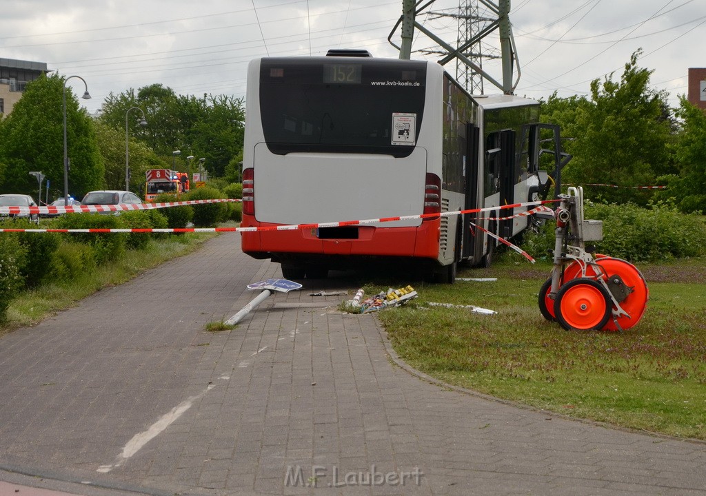 Schwerer Bus Unfall Koeln Porz Gremberghoven Neuenhofstr P156.JPG - Miklos Laubert